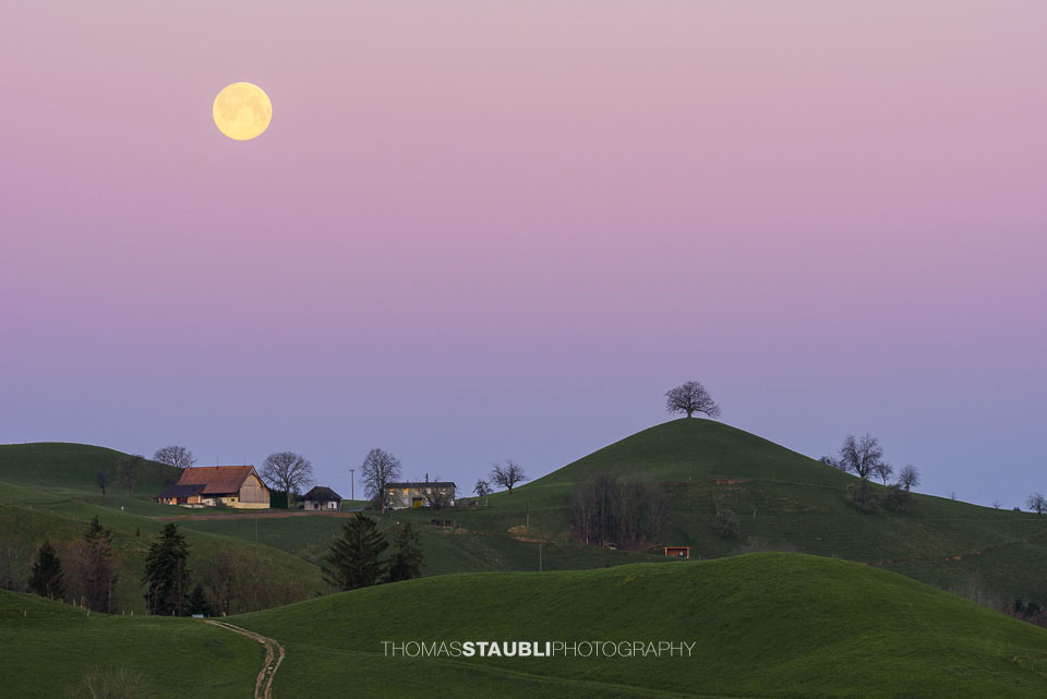 Vollmond über der Hügellandschaft von Menzingen