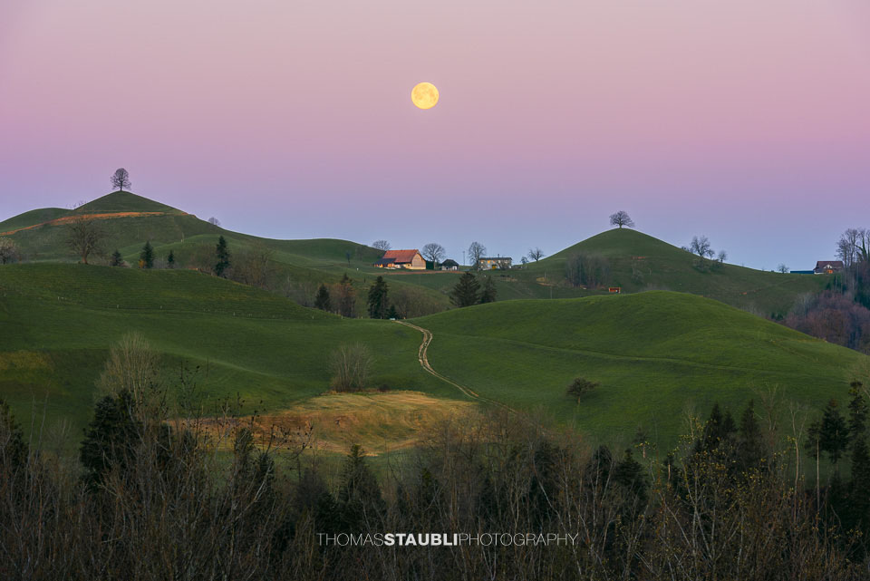 Vollmond über der Hügellandschaft von Menzingen