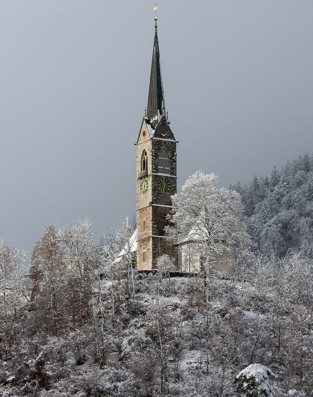 verschneite Reformierte Kirche in Tamins
