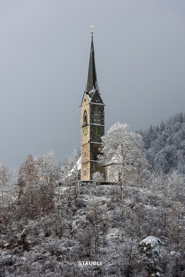 verschneite Reformierte Kirche in Tamins