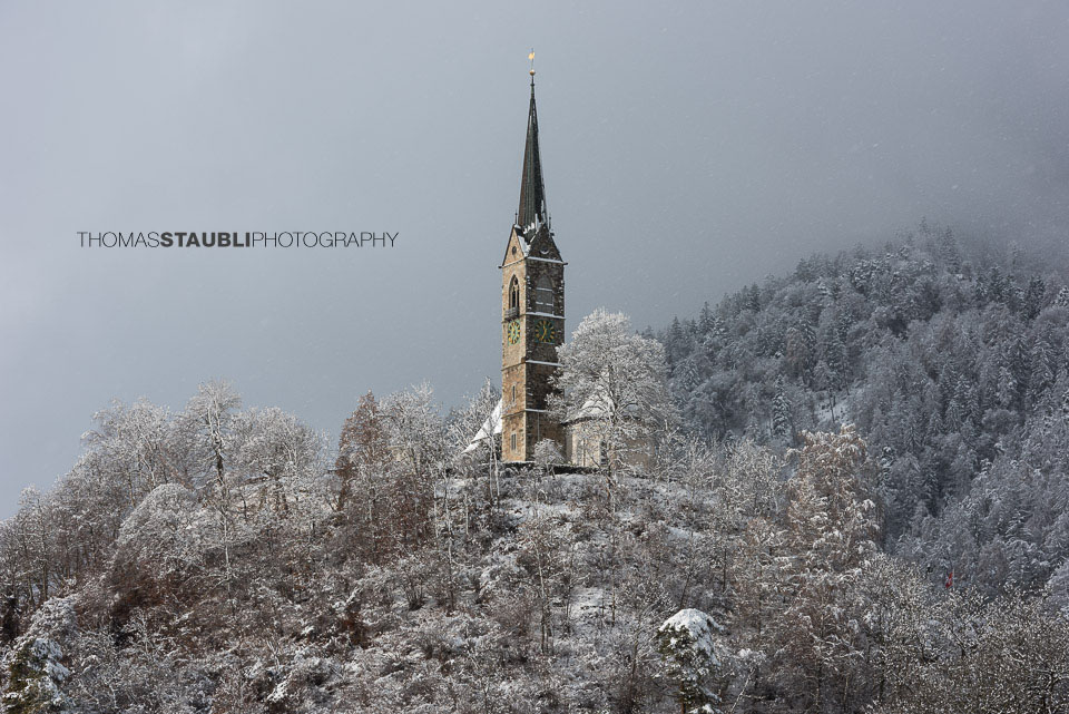 verschneite Reformierte Kirche in Tamins
