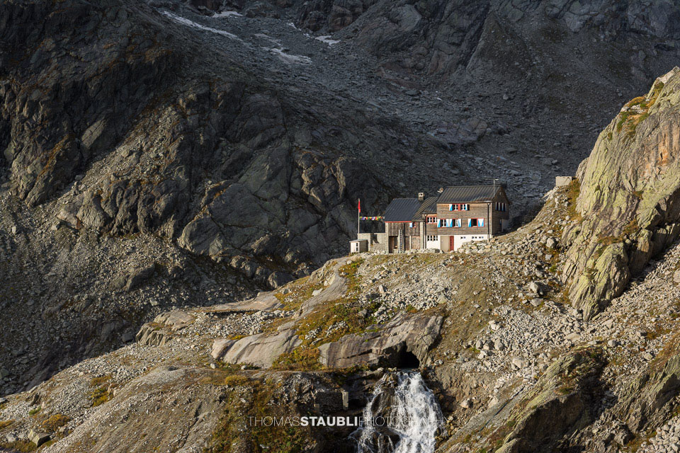 die ersten Sonnenstrahlen erreichen die Bächlitalhütte