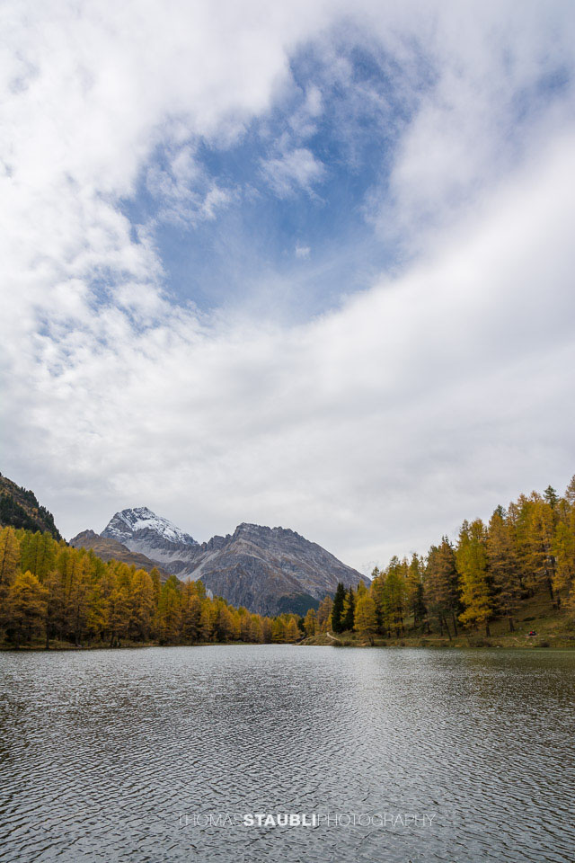 bewölkter Himmel über dem Palpuognasee