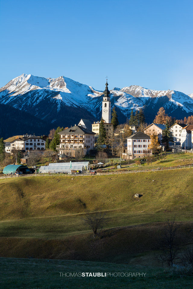 Spätherbst – die ersten Sonnenstrahlen erreichen Ftan