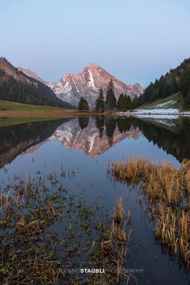 Wildhuser Schofberg spiegelt sich im Gräppelensee