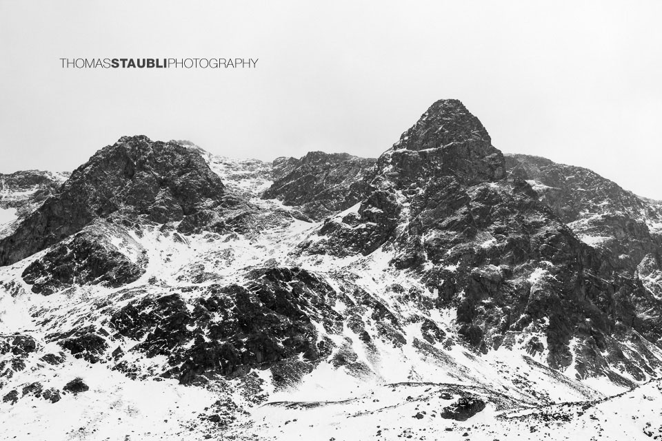verschneite Berglandschaft im Oberhalbstein