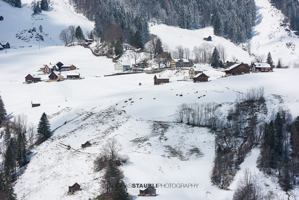 verschneite Bauernhöfe bei Vorderlaad