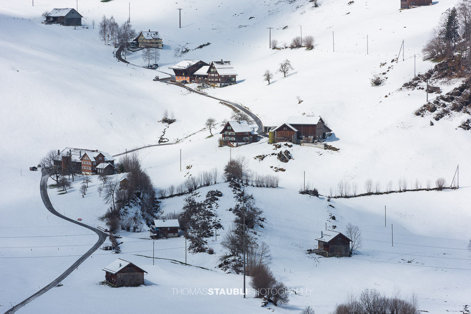 verschneite Bauernhöfe bei Stein SG