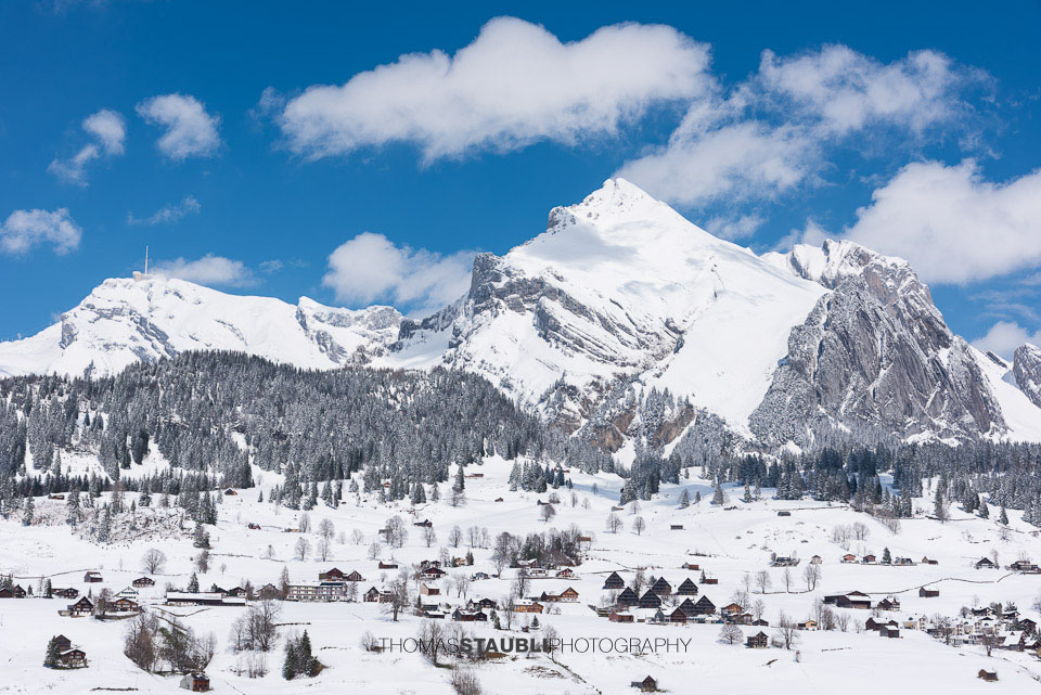 Blick zum verschneiten Säntis und Wildhuser Schofberg