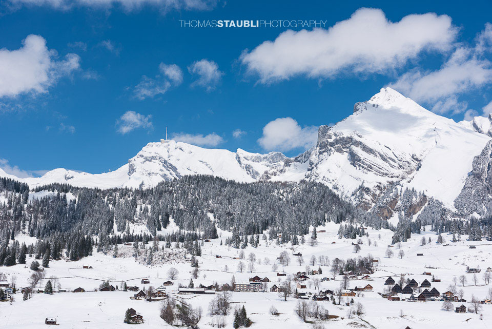 Blick zum verschneiten Säntis und Wildhuser Schofberg