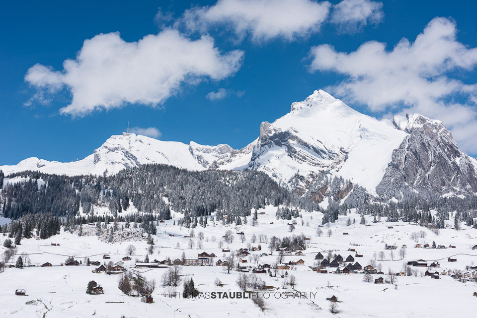 Blick zum verschneiten Säntis und Wildhuser Schofberg