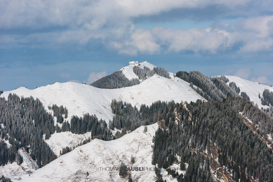 Blick zum verschneiten Kronberg