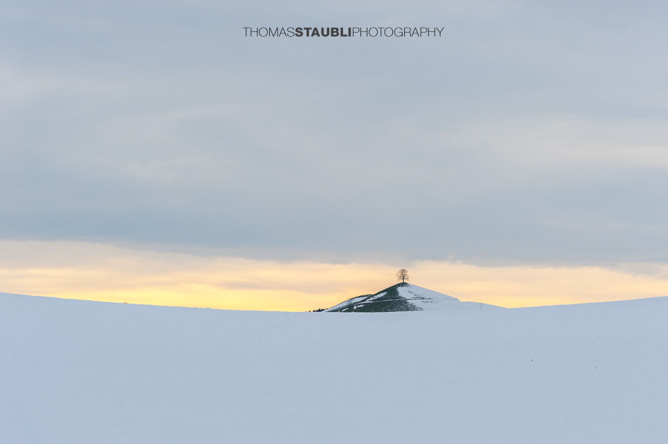 Abendstimmung über den verschneiten Hügeln von Menzingen