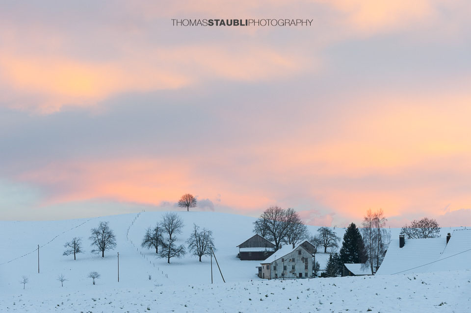 Abendrot über der verschneiten Region Hirzel