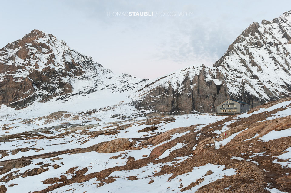 Die Lötschenpasshütte auf 2'690 m ü. M.