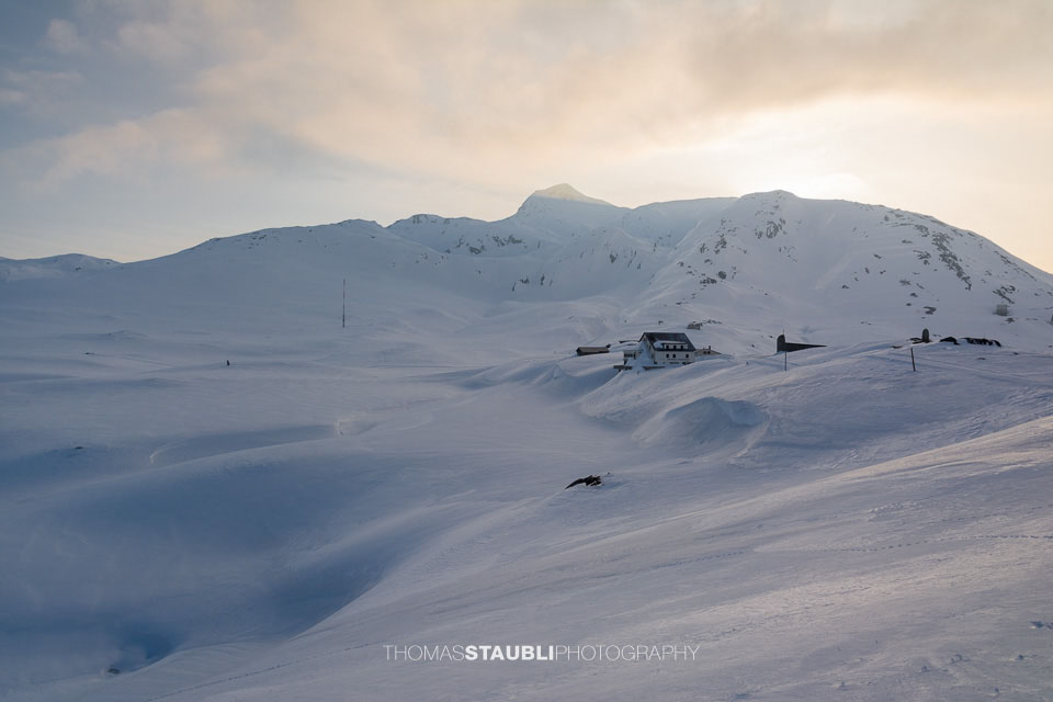 tief verschneiter Grimselpass