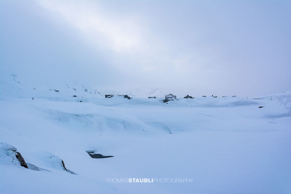 tief verschneiter Grimselpass