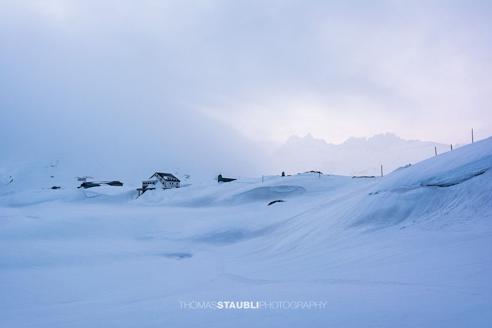 tief verschneiter Grimselpass