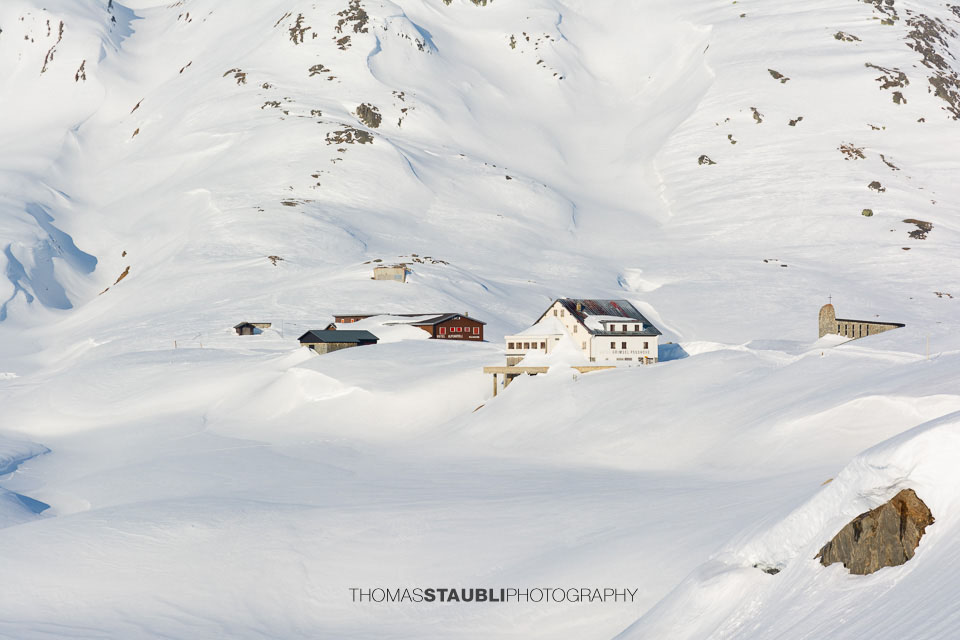 tief verschneiter Grimselpass