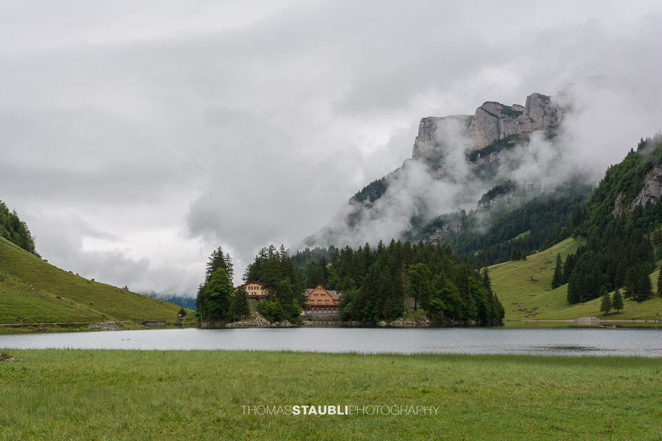 Blick über den Seealpsee zum Restaurant Seealpsee und Restaurant Forelle