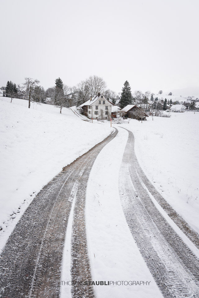Bauernhaus in Winterlandschaft auf dem Hirzel