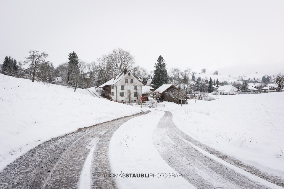 Bauernhaus in Winterlandschaft auf dem Hirzel