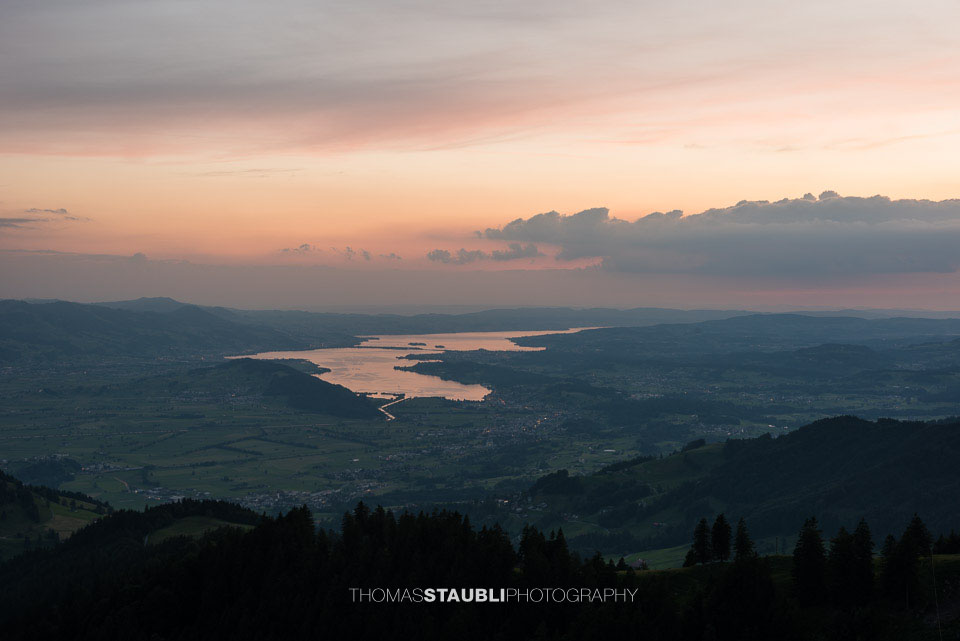 Blick auf den Obersee, den Seedamm und den Zürichsee