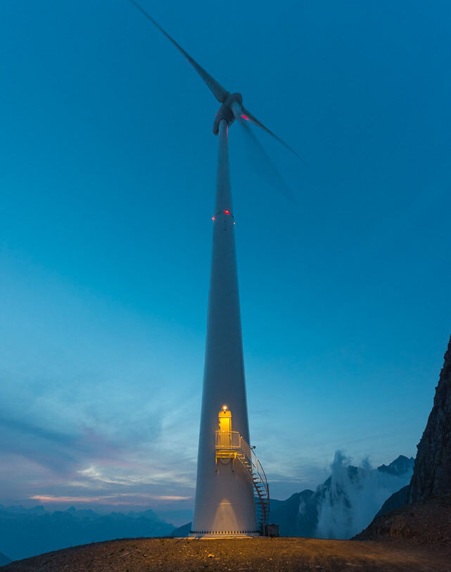 Abenddämmerung über der Windkraftanlage am Griessee