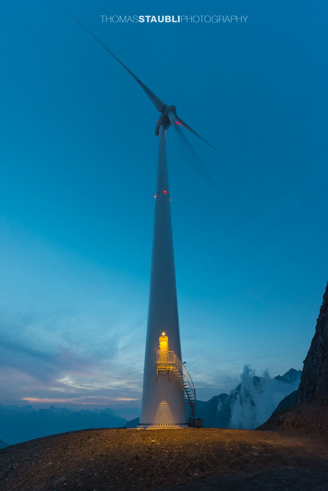 Abenddämmerung über der Windkraftanlage am Griessee