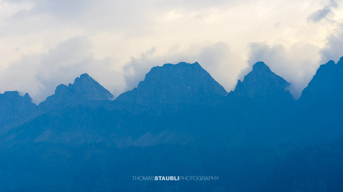 Blick zu den wolkenverhangenen Churfirsten