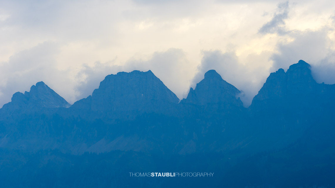 Blick zu den wolkenverhangenen Churfirsten