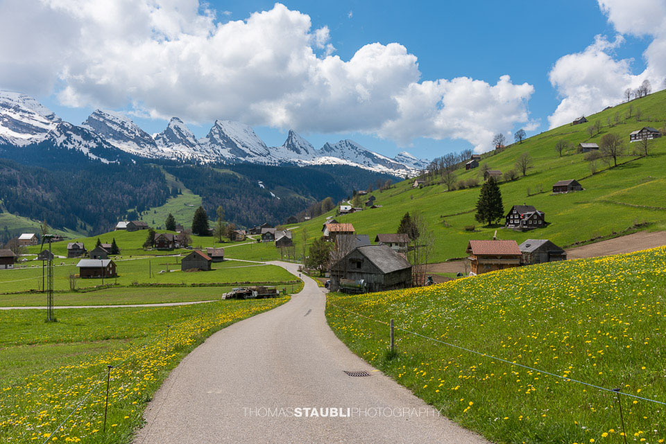 Wolkenband über den noch schneebedeckten Churfirsten
