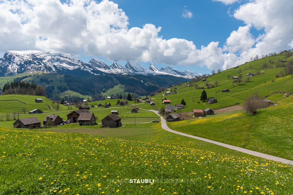 Wolkenband über den noch schneebedeckten Churfirsten