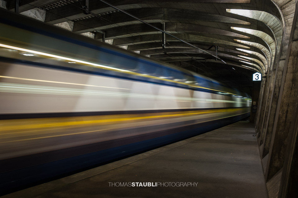 einfahrender Zug im Bahnhof Zürich Stadelhofen