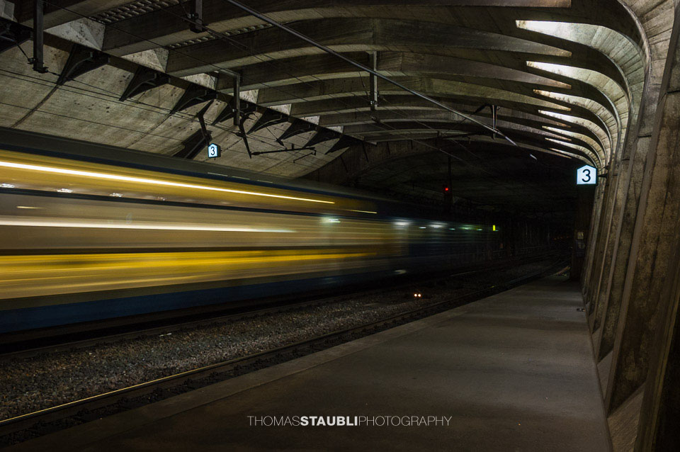 einfahrender Zug im Bahnhof Zürich Stadelhofen