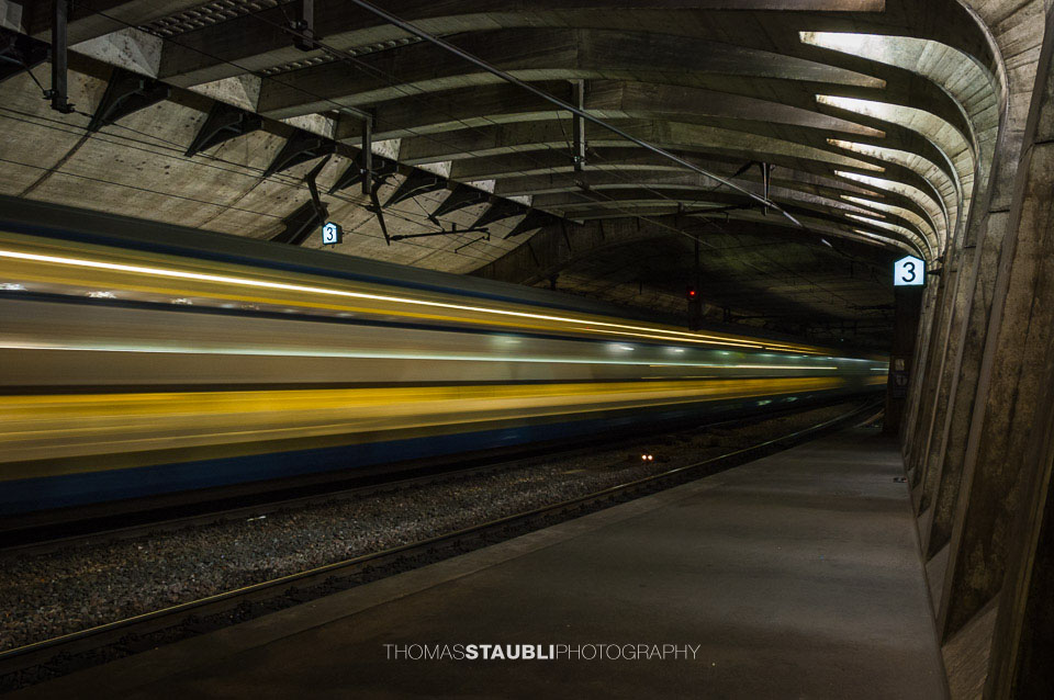 einfahrender Zug im Bahnhof Zürich Stadelhofen