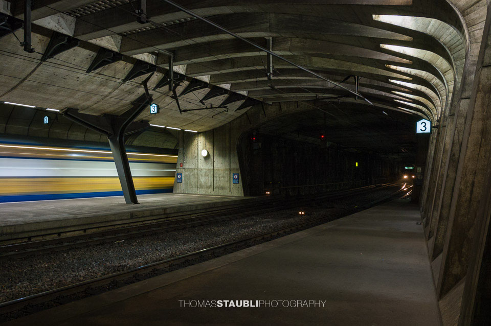 einfahrender Zug im Bahnhof Zürich Stadelhofen