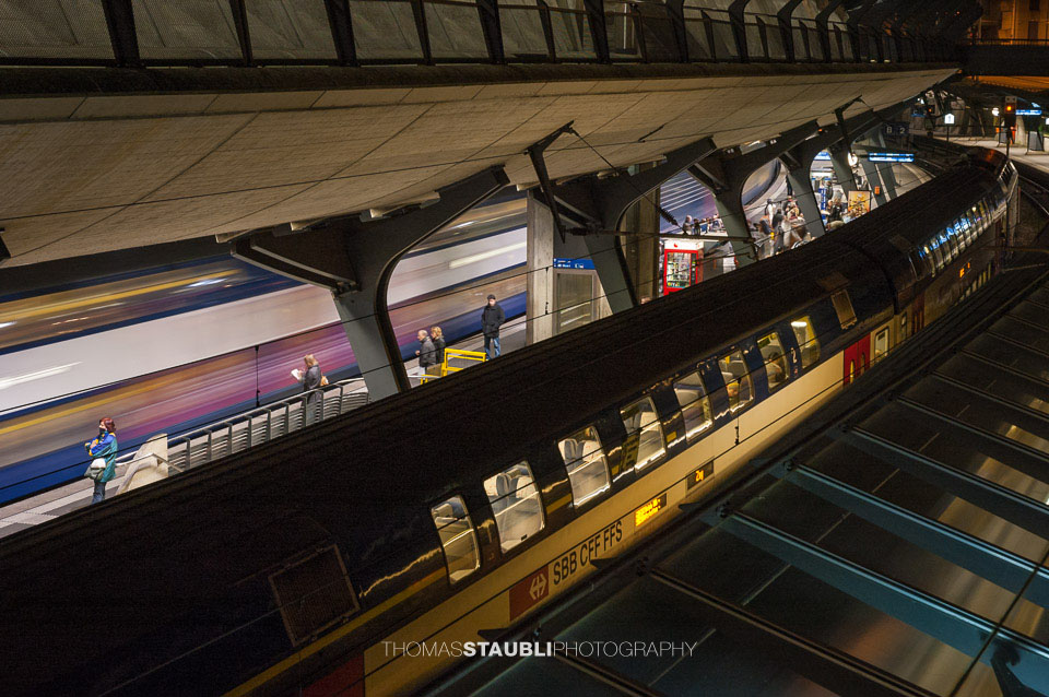 ausfahrender Zug im Bahnhof Zürich Stadelhofen