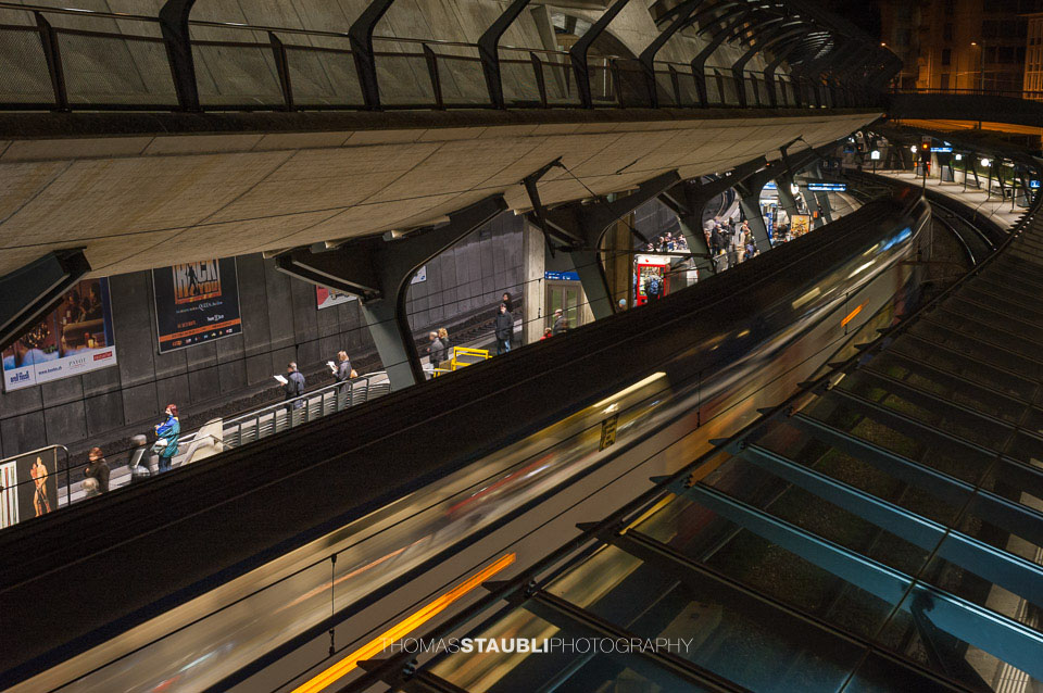 ausfahrender Zug im Bahnhof Zürich Stadelhofen
