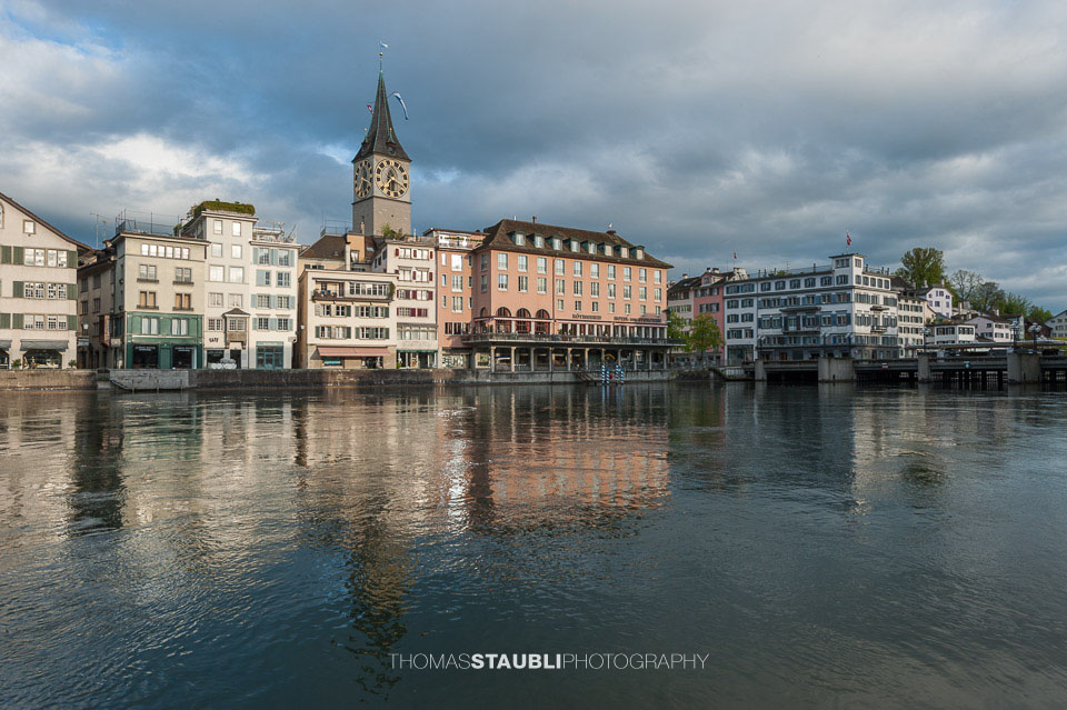 Blick über die Limmat zum Hotel Storchen und St. Peter