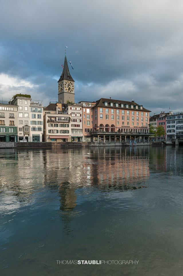 Blick über die Limmat zum Hotel Storchen und St. Peter
