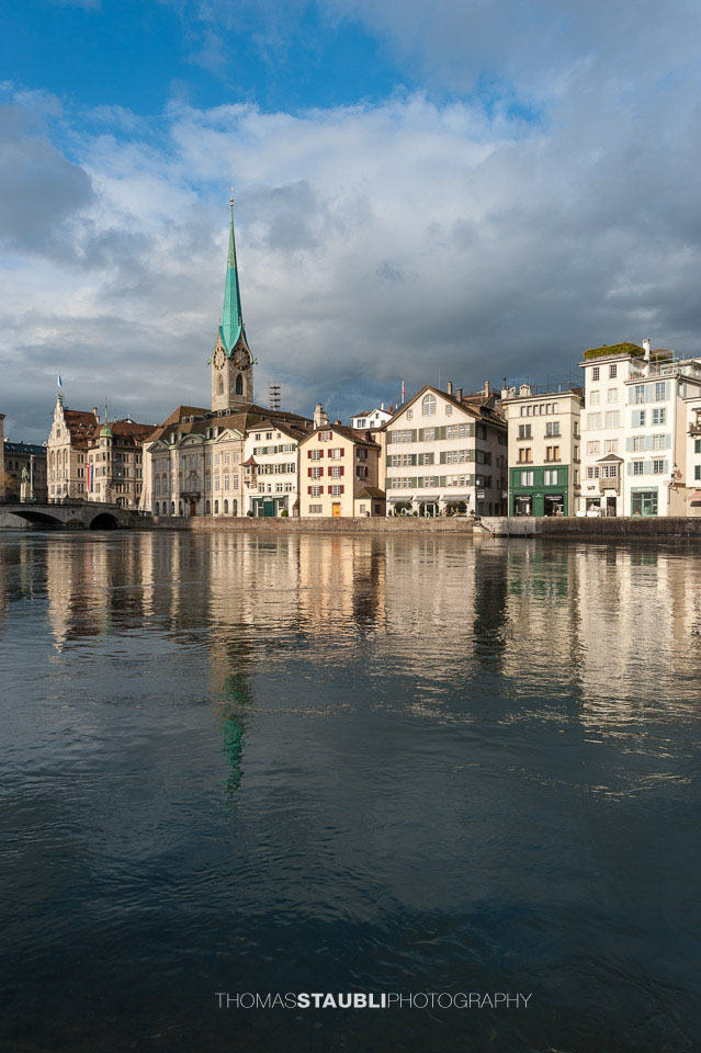 Blick vom Limmatquai Richtung Wühre und Fraumünster