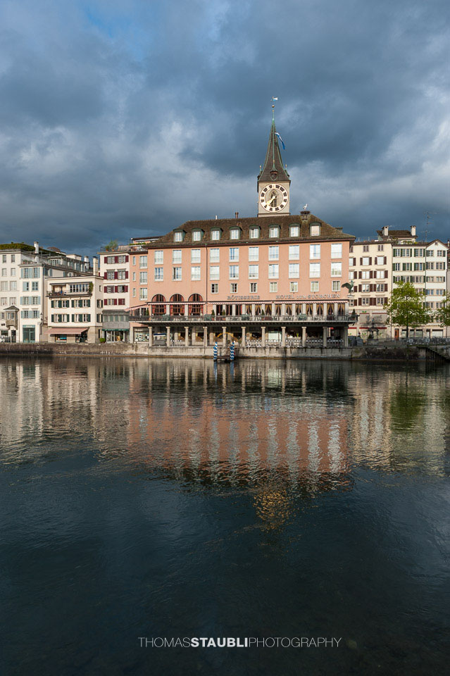 Hotel Storchen mit der St. Peter Kirche im Hintergrund
