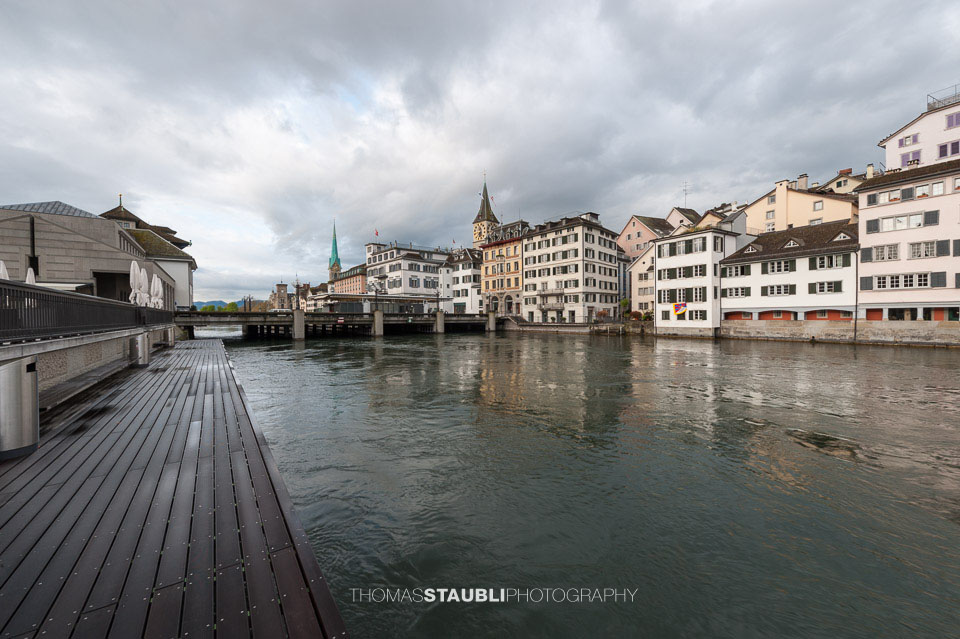 Blick zur Rathausbrücke, im Hintergrund die Fraumünsterkirche und der Sankt Peter