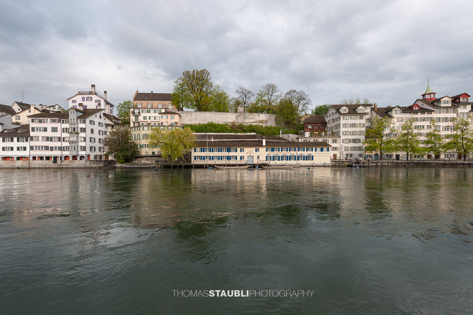 Blick über dei Limmat Richtung Schipfe und Lindenhof