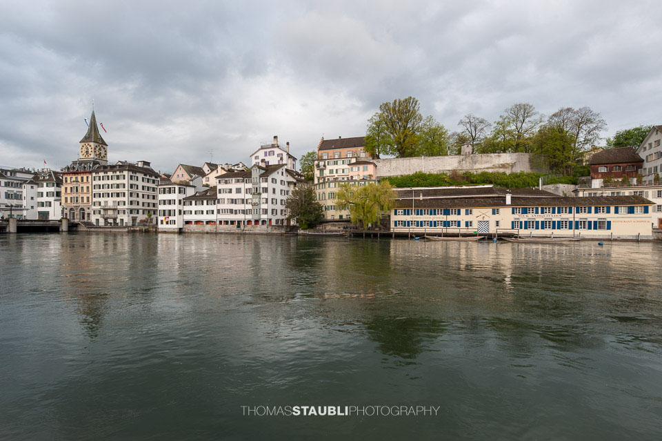 Blick über dei Limmat Richtung Schipfe und Lindenhof