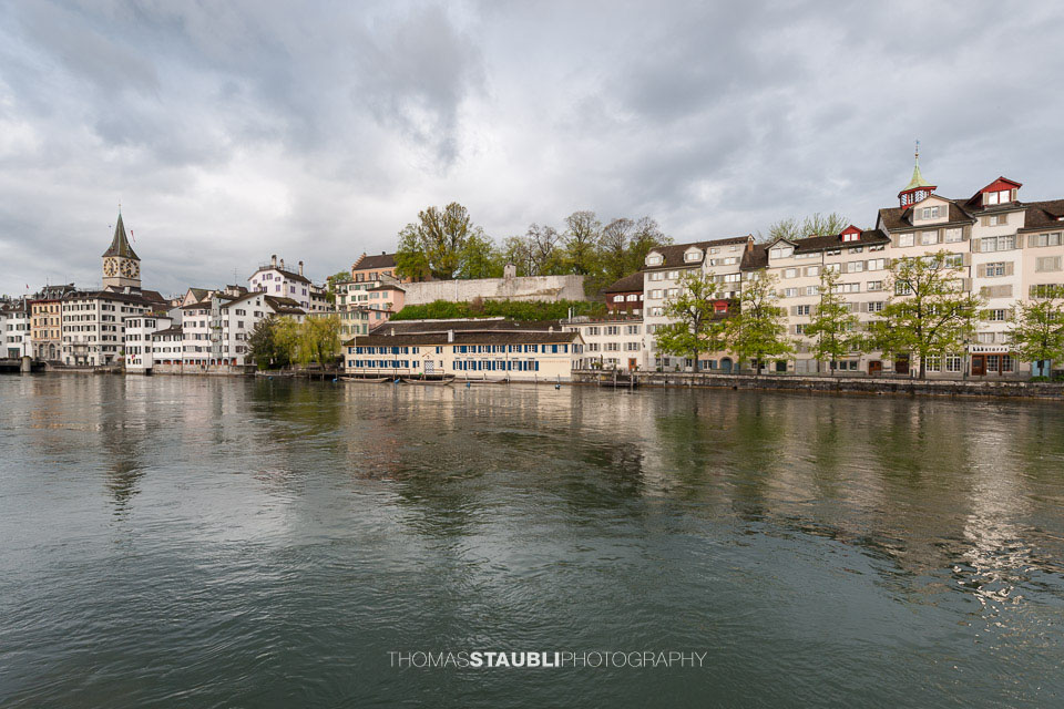Blick über dei Limmat Richtung Schipfe und Lindenhof