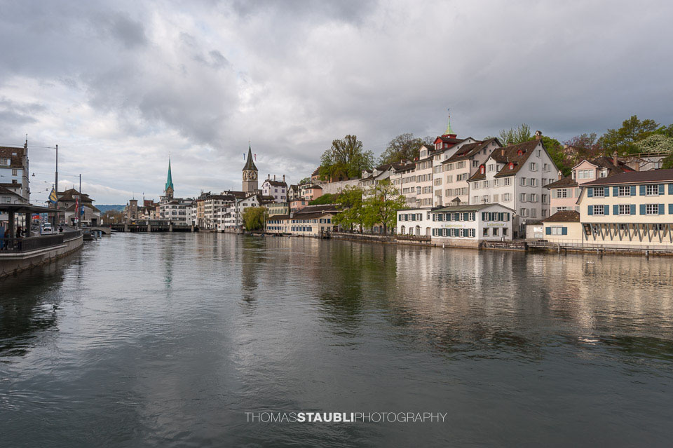 Blick von der Rudolf-Brun-Brücke Richtung Schipfe mit Fraumünster und Sankt Peter im Hintergrund