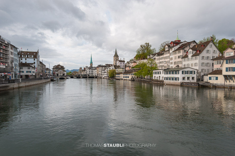 Blick von der Rudolf-Brun-Brücke Richtung Schipfe mit Fraumünster und Sankt Peter im Hintergrund