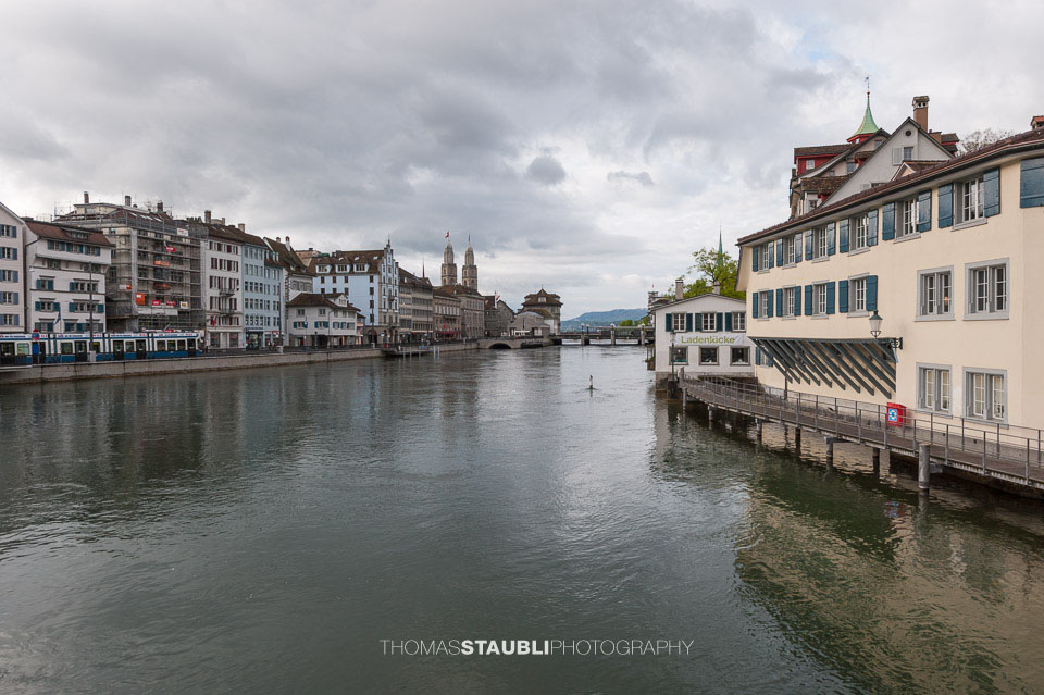 Blick von der Rudolf-Brun-Brücke Richtung Grossmünster